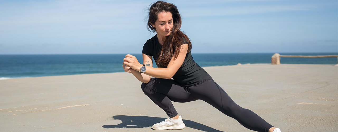 Femme fait un étirement course à pied