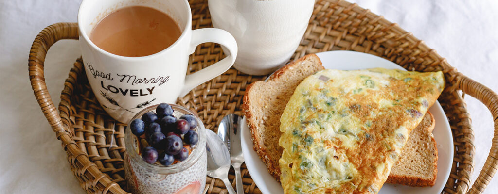 Un petit-déjeuner classique avec omelette et pudding de chia