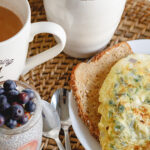 Un petit-déjeuner classique avec omelette et pudding de chia
