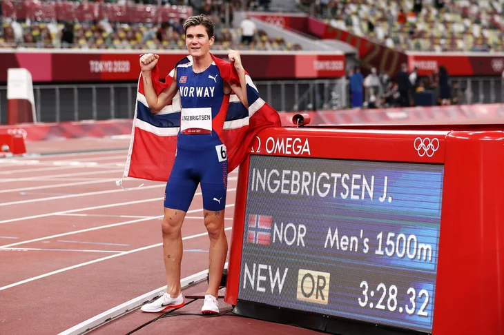 Jakob Ingebrigtsen, de l'équipe de Norvège, célèbre sa médaille d'or lors de la finale du 1500 m masculin, lors de la quinzième journée des Jeux olympiques de Tokyo 2020, au stade olympique, le 7 août 2021 à Tokyo, au Japon.