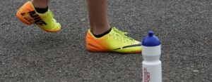 chaussures jaunes course à pied et bidon running hydratation