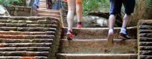 2 coureurs montent les escaliers