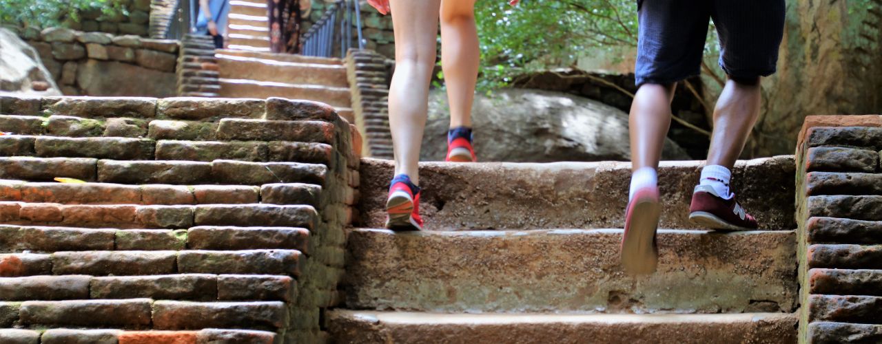 2 coureurs montent les escaliers