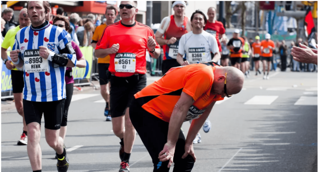 Homme fatigué abandonne au marathon de Rotterdam 2013