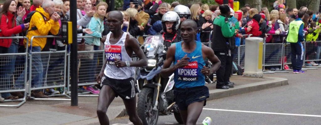L'entrainement marathon kenyan monstrueux de Eliud Kipchoge