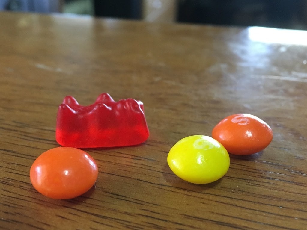 Bonbons multicolores sur une table