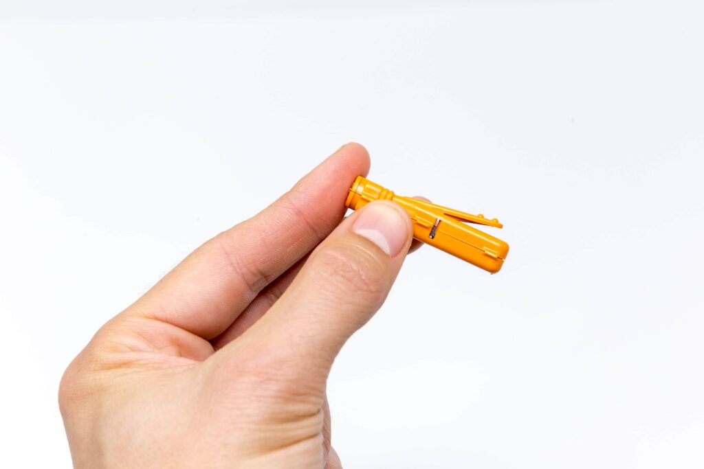 L'aiguille de l'autotest d'intolérance au gluten est utilisée pour ponctionner le doigt