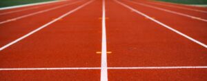 Pourquoi les pistes d'athlétisme sont-elles en tartan rouge-ocre ?
