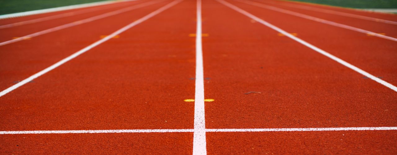 Pourquoi les pistes d’athlétisme sont-elles en tartan rouge-ocre ?