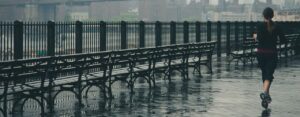 Comment bien s'équiper pour courir sous la pluie ?