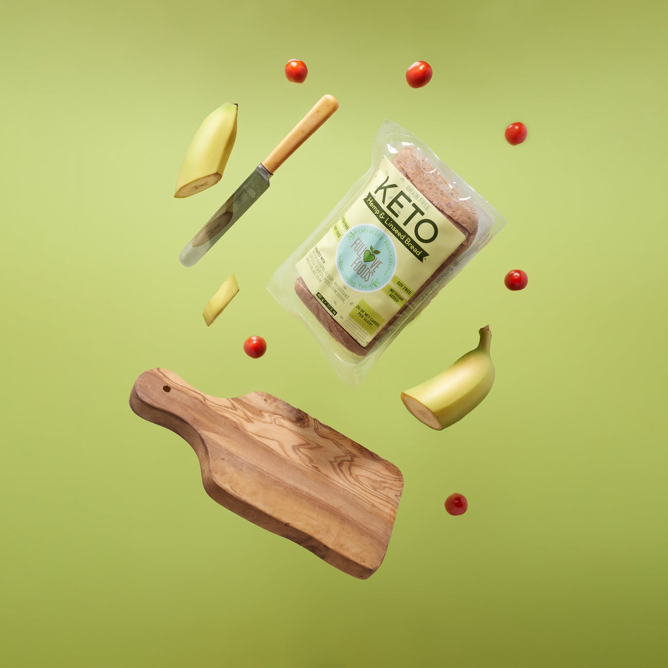 pain cétogène planche à découper en bois avec couteau et fourchette banane et tomates cerises en tranches
