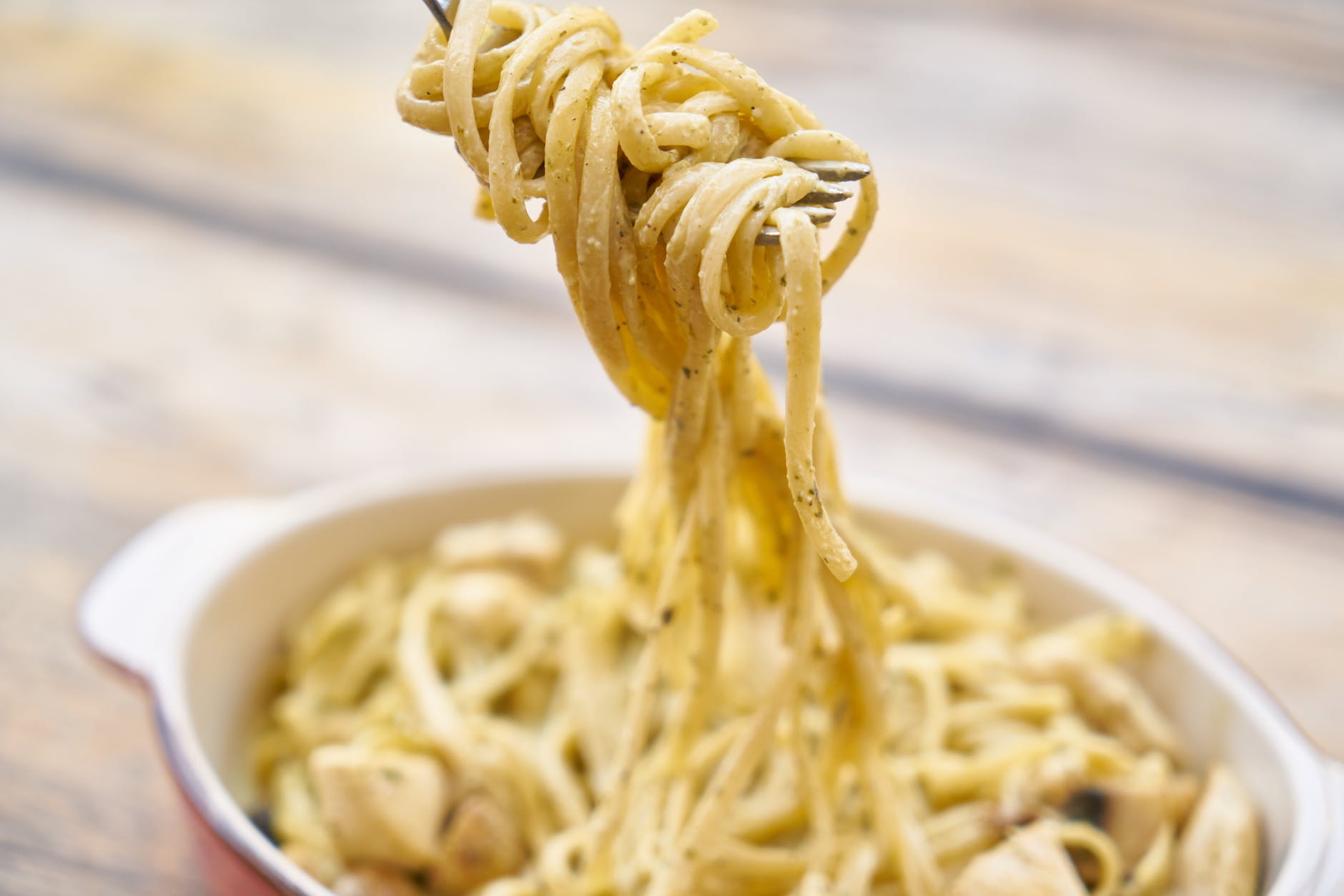 gros plan de pâtes avec sauce blanche
