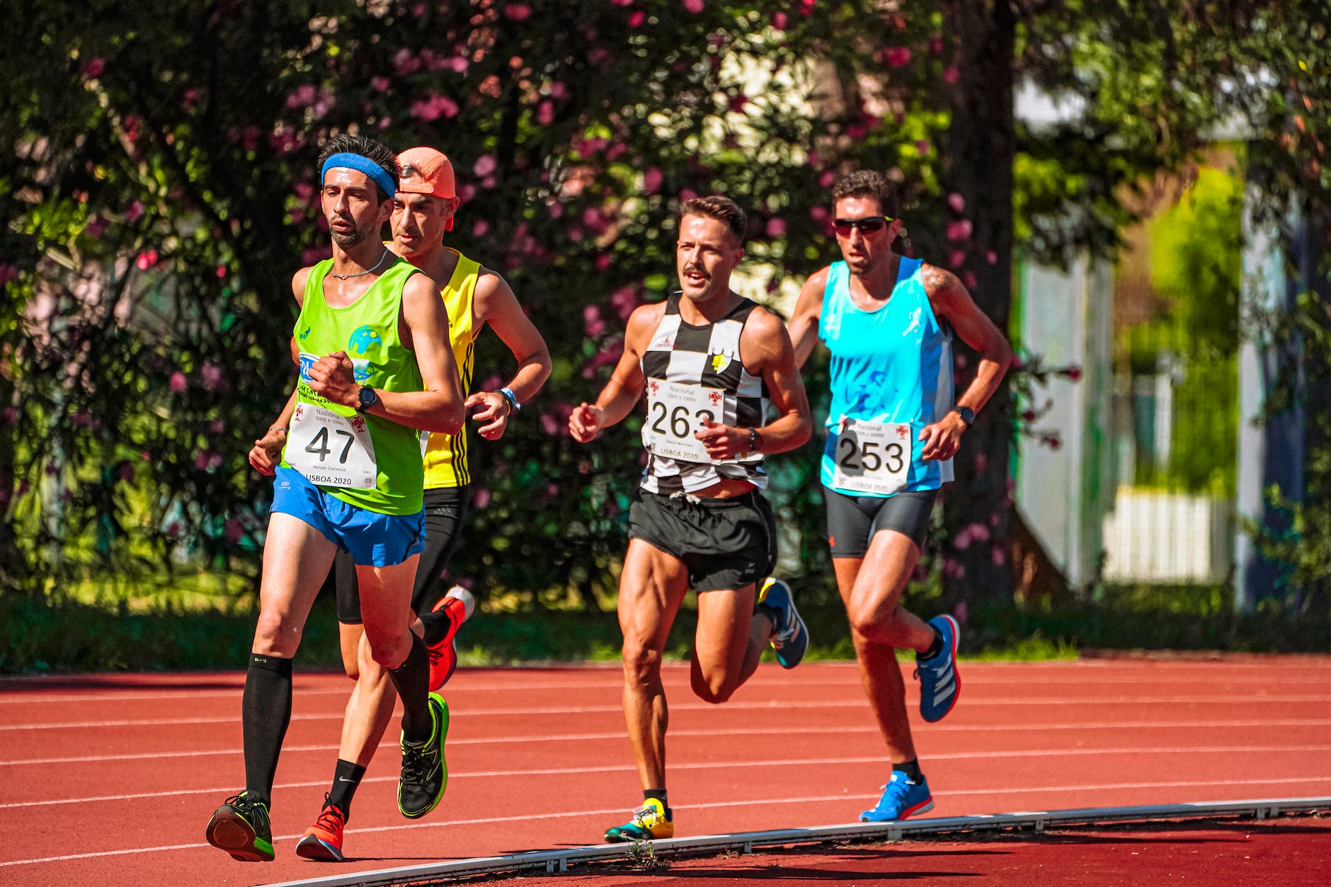 athlètes rapides en tenue de sport colorée courant pendant une compétition d'athlétisme