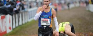 Le crossman Jimmy Gressier célèbre sa victoire avec une crêpe