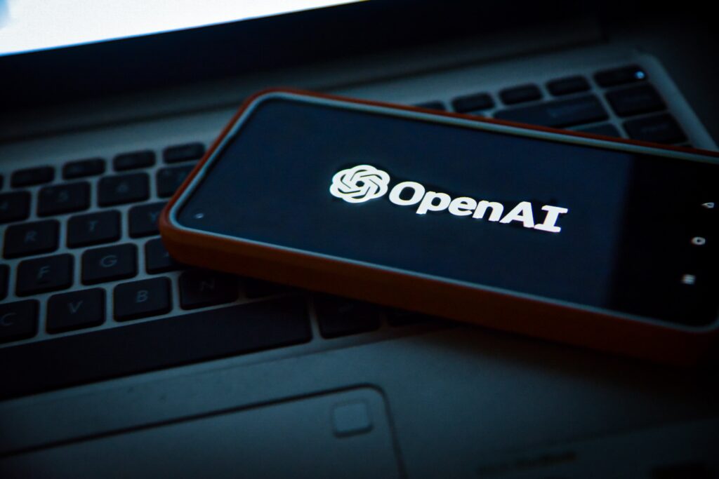 Fond d'écran logo OpenAI sur fond noir sur un smartphone