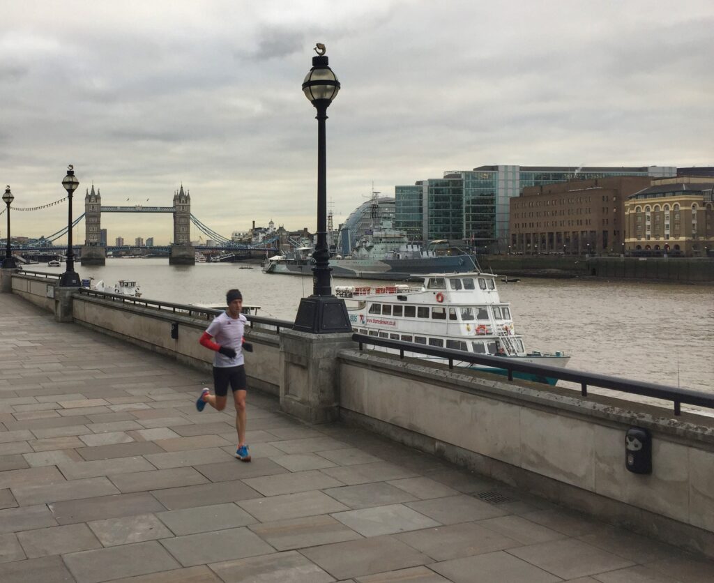 Un homme court le long de la Tamise à Londres