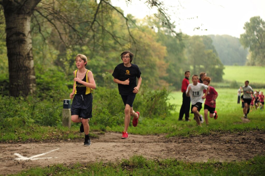 Des jeunes coureurs sur un parcours de cross country