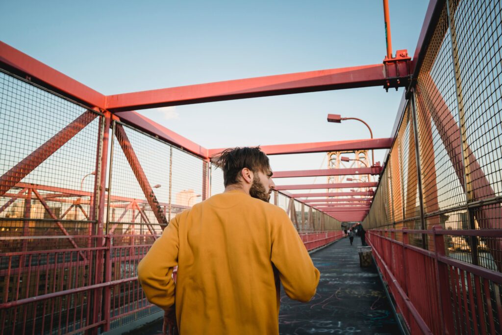 homme courant sur un pont à la lumière du soleil