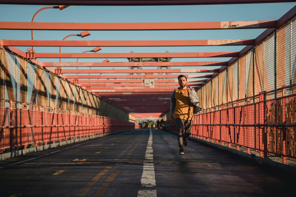 homme courant sur un pont à la lumière du soleil