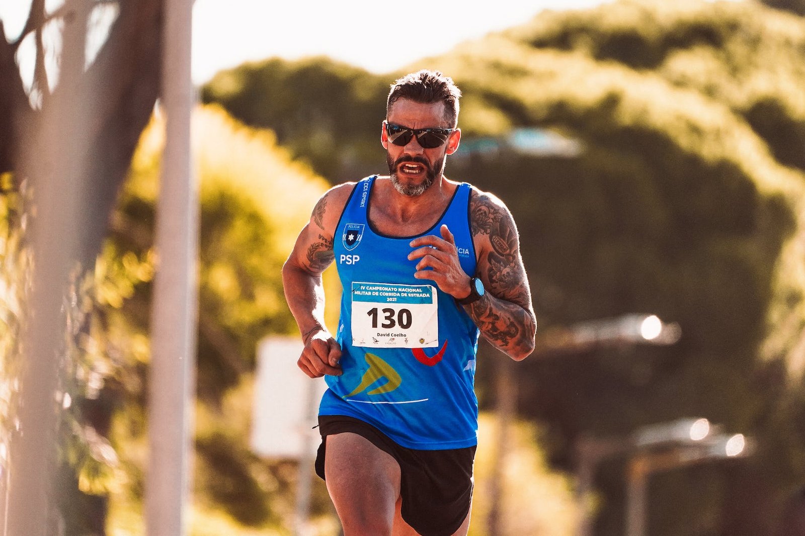 homme portant des lunettes de soleil en train de courir