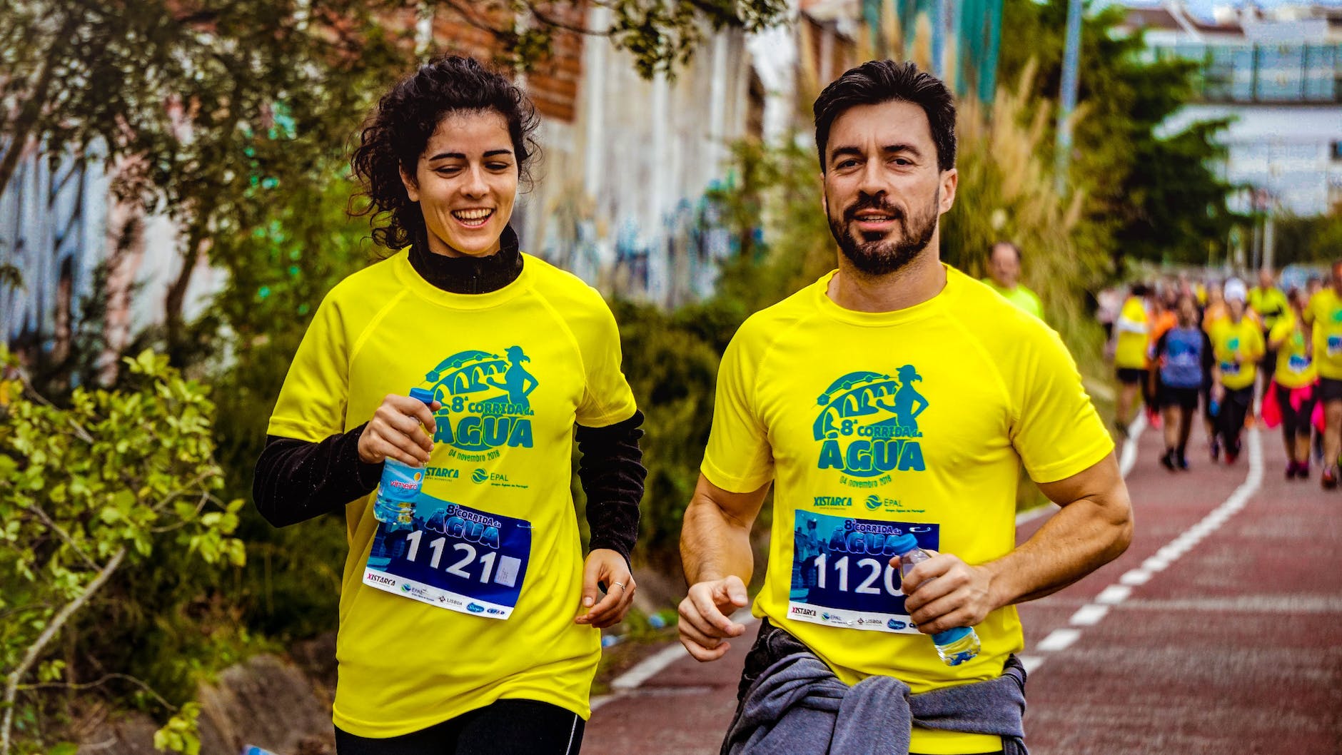 Un couple de coureurs en compétition de 10 km
