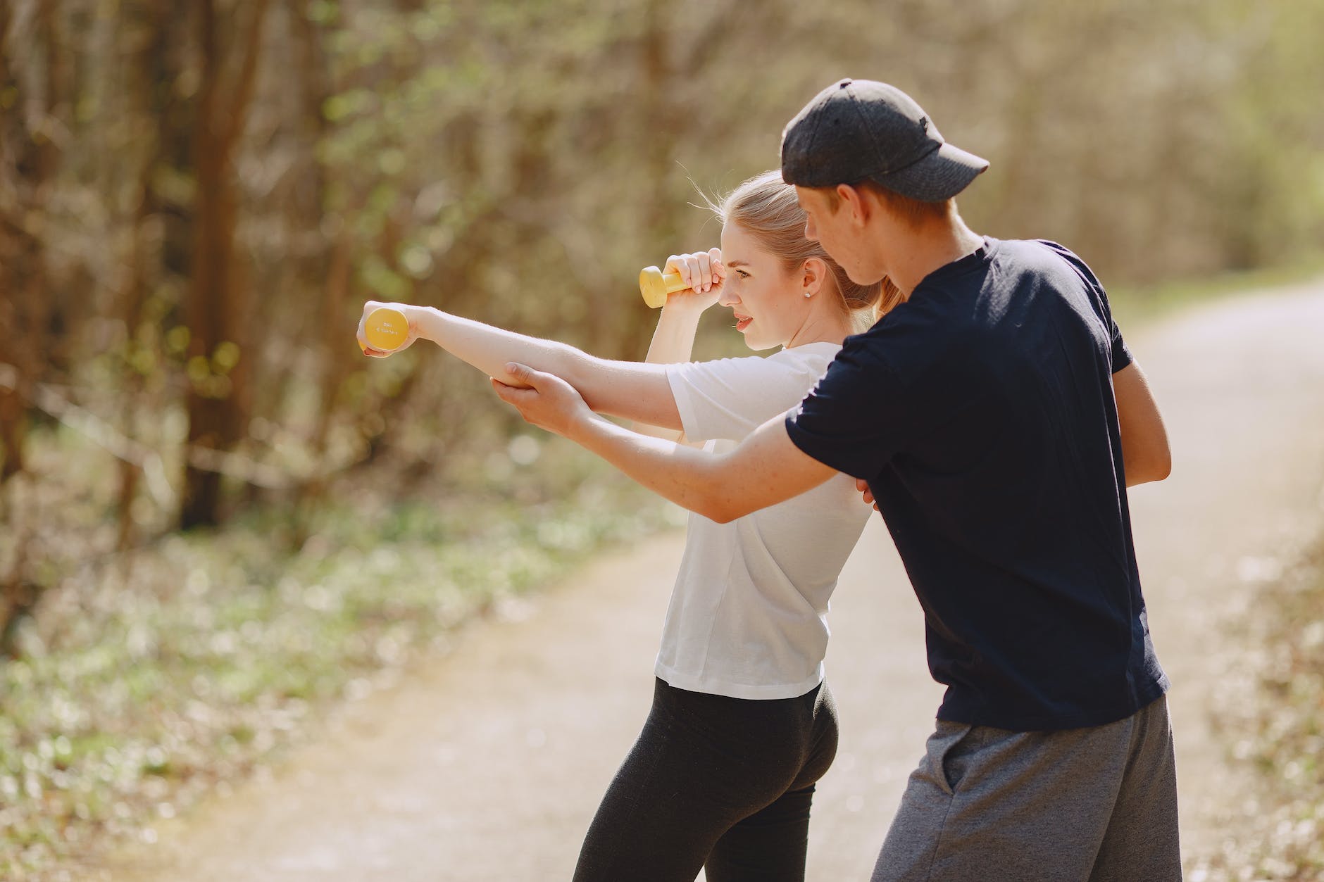 couple déterminé en tenue de sport lors d'une séance d'entraînement dans un parc