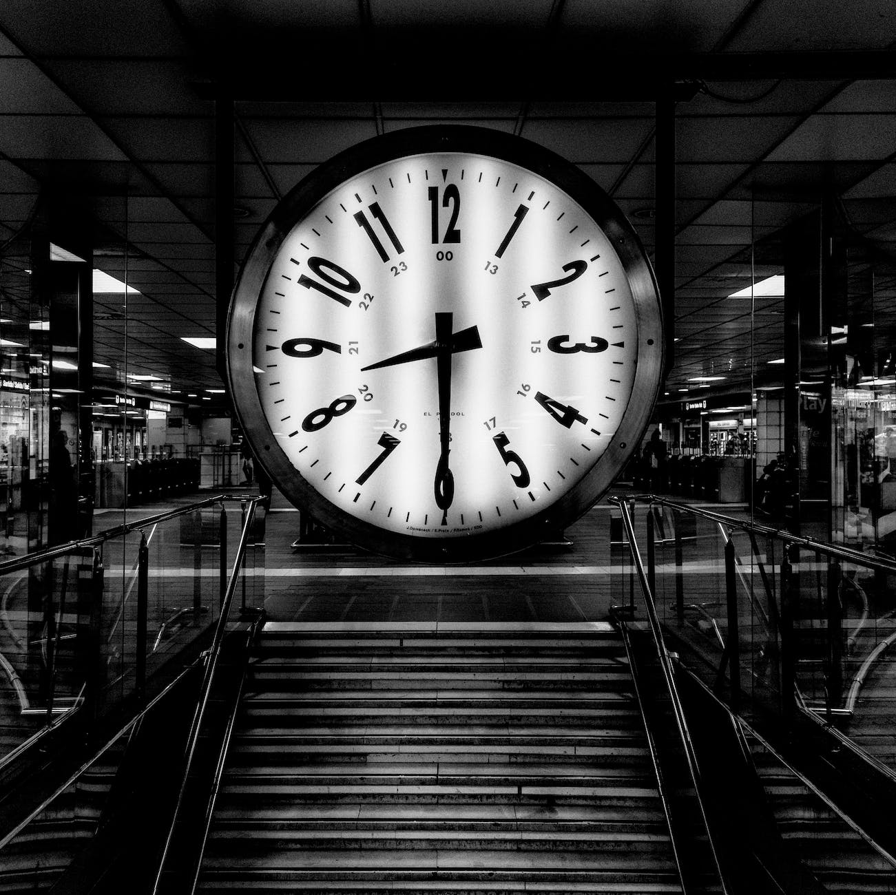 Horloge gros plan dans un sous sol d'arrêt de metro