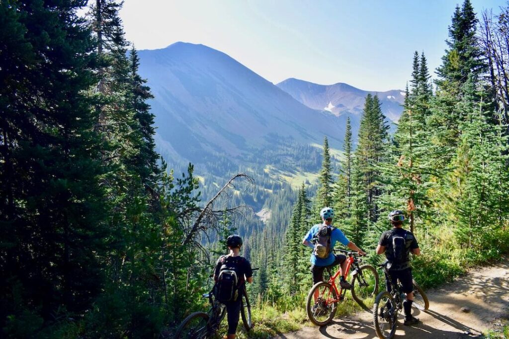 Faire du vélo avec des amis tout en faisant de la randonnée