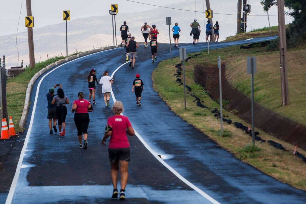 Les participants à la course montent une côte pendant le Camp Smith