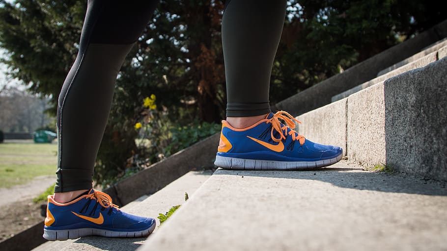 Chaussures Nike foulent des marches d'escaliers