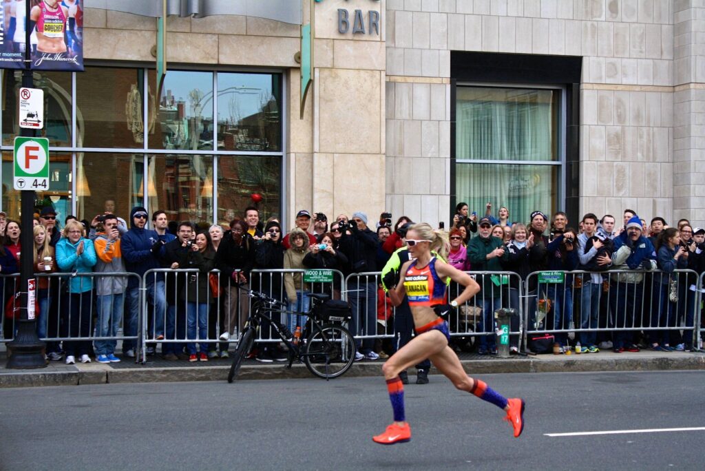 Une femme court le marathon de Boston