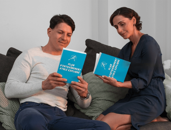 Un couple lit le plan d'entrainement de Athlé Expliqué