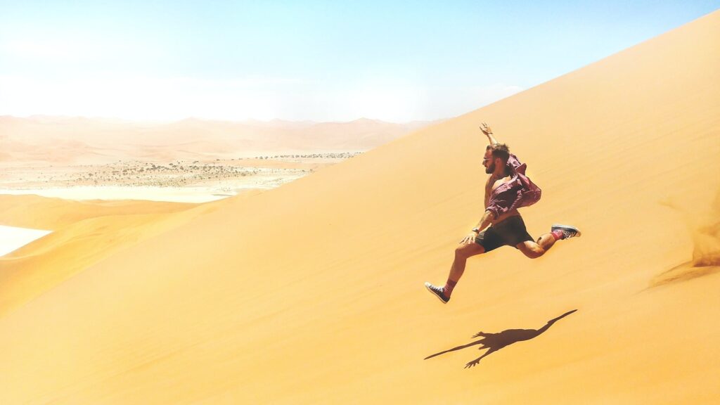 Un coureur dévale une descente dans le désert