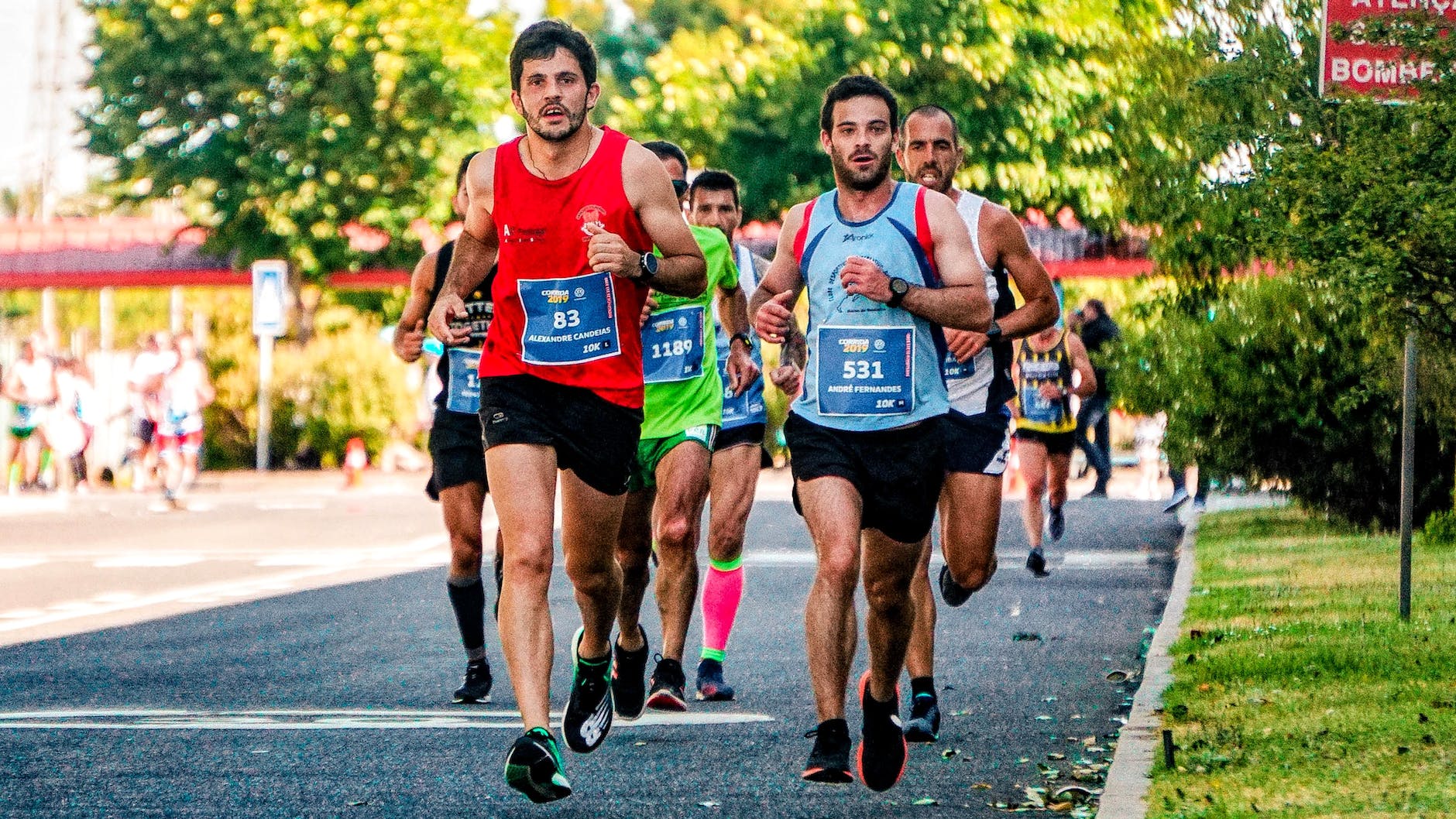 Un groupe de coureurs en compétition sur route