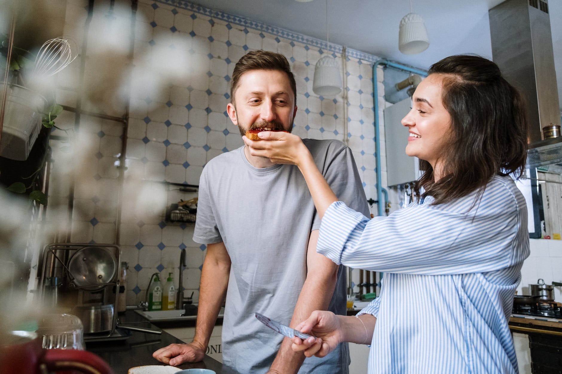 couple heureux prenant le petit déjeuner