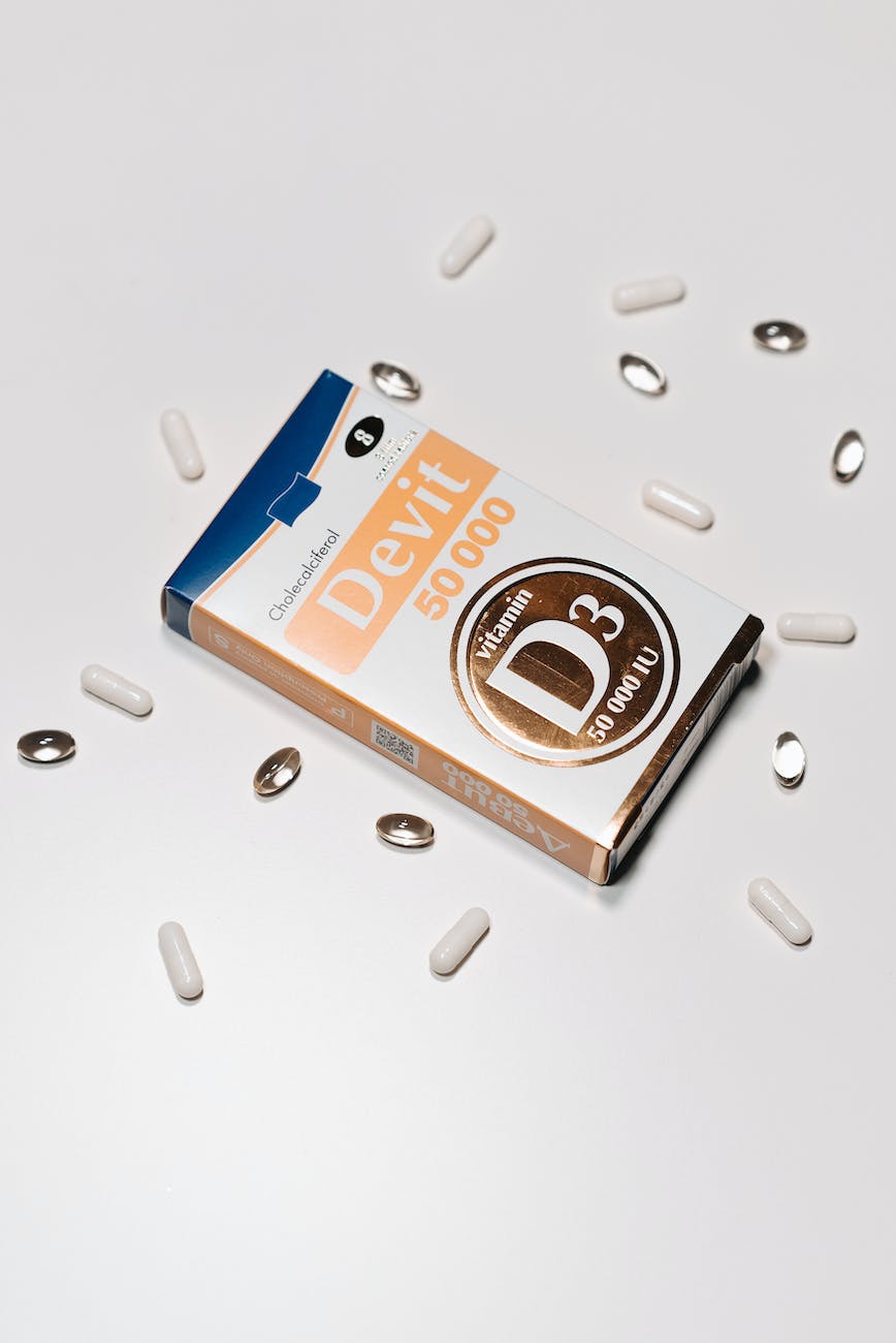 différents médicaments placés sur une table blanche