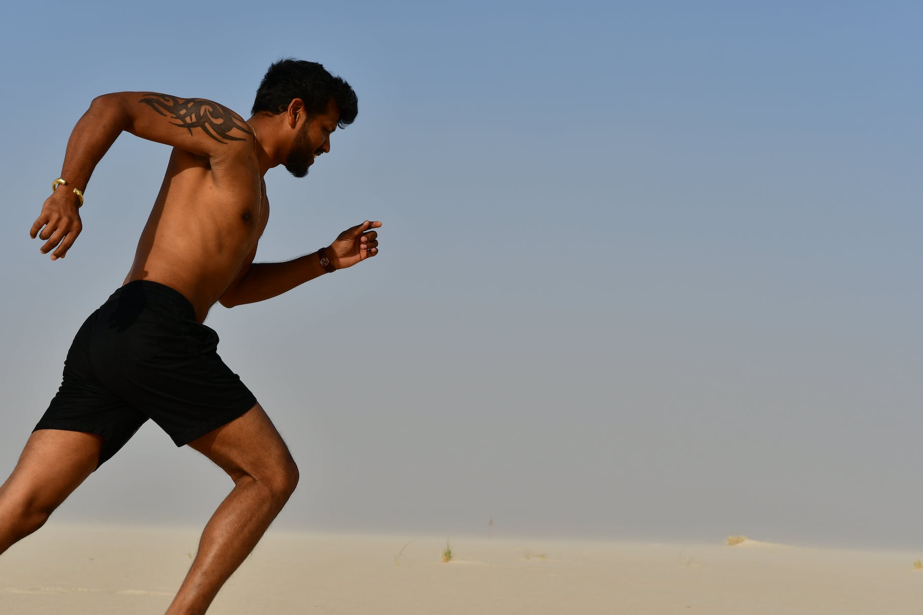 sportif fort et torse nu faisant son jogging par une journée ensoleillée