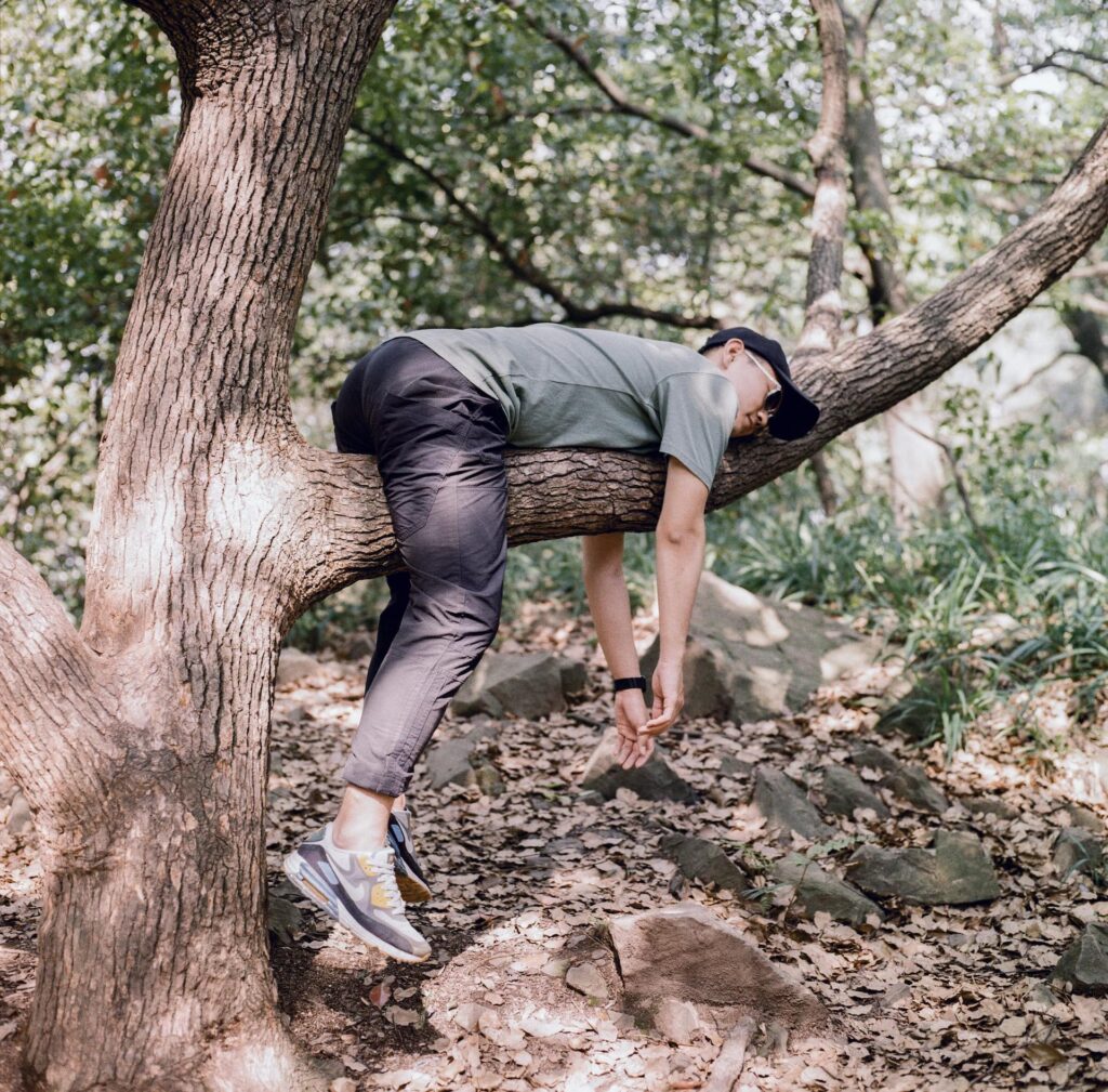 Un coureur endormi est affalé sur une branche d'arbre