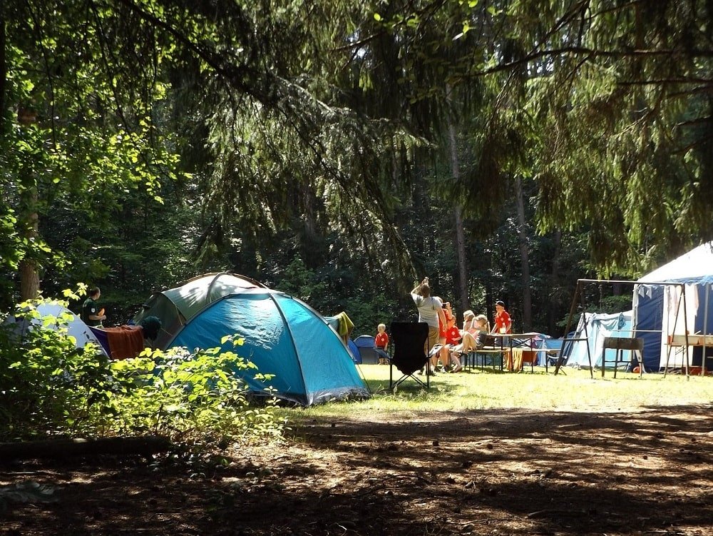 Terrain de camping avec tente