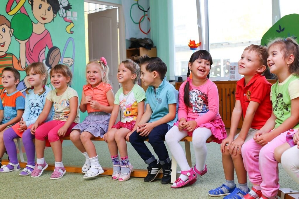 Des enfants assis sourient