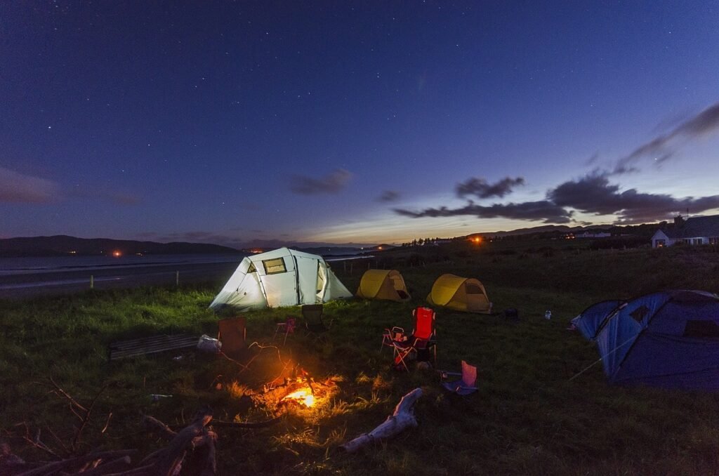 Terrain de camping la nuit