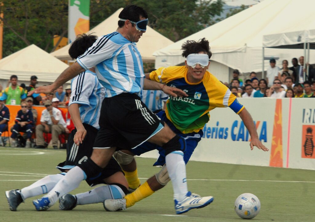 Des joueurs se taclent pendant un match de cécifoot Parapan 2007