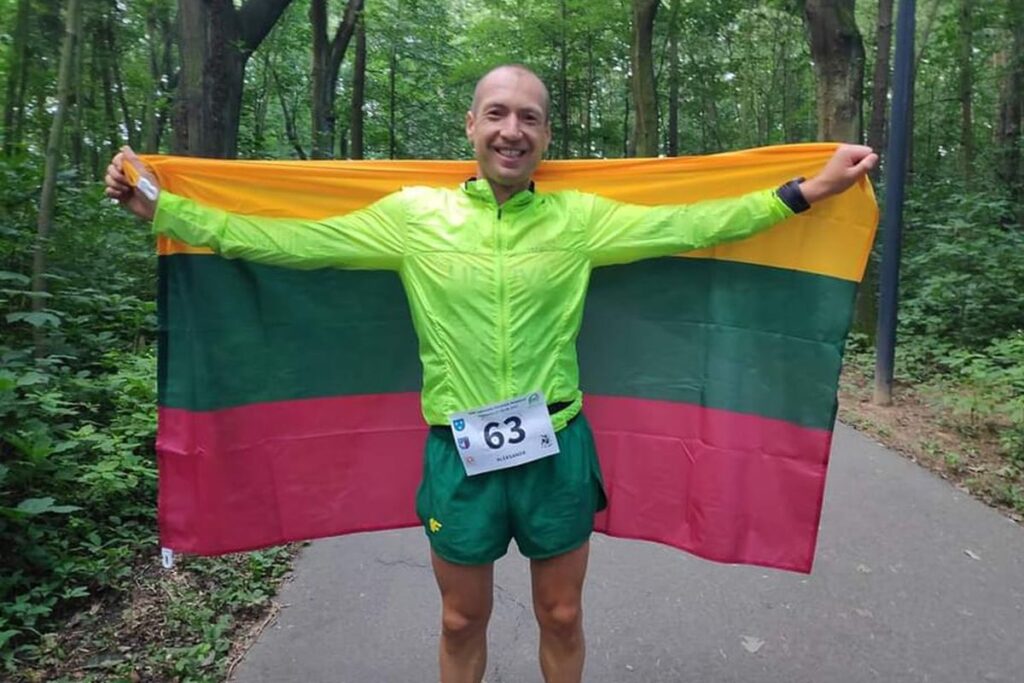 Aleksandr Sorokin sourit avec le drapeau de la Lituanie