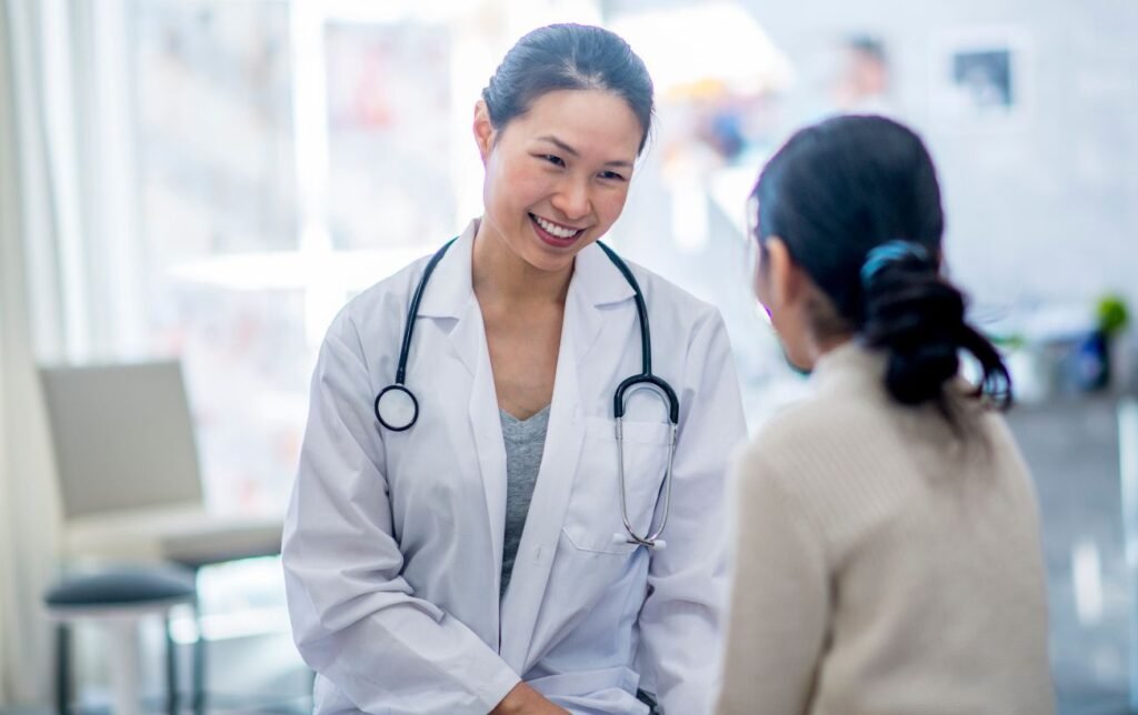 Un médecin sourit à une patiente