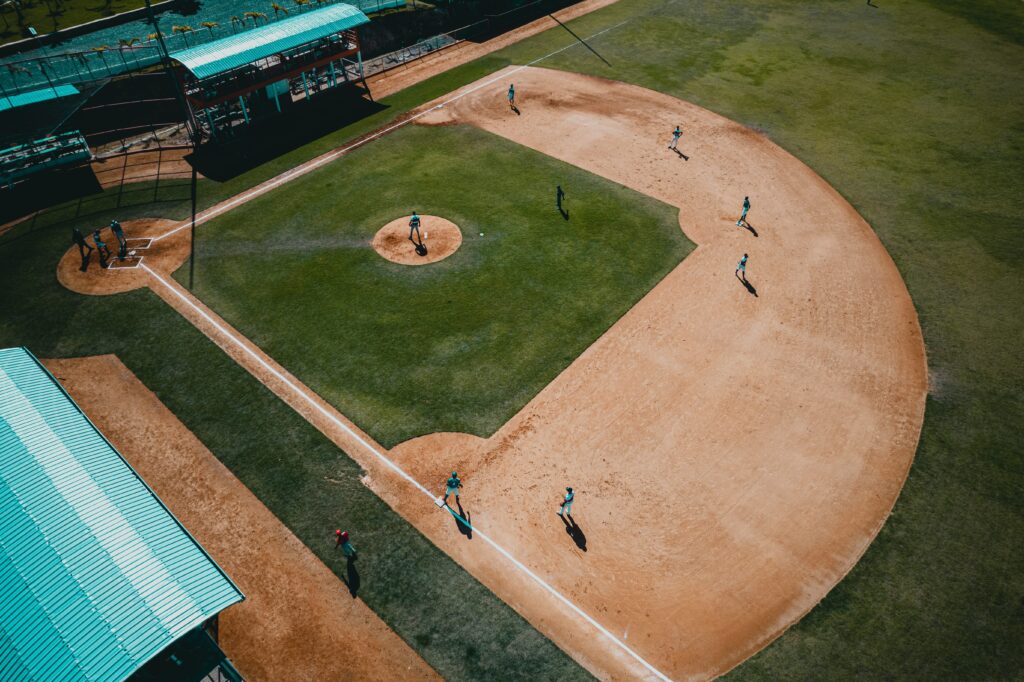 Terrain de baseball avec des joueurs pendant un match
