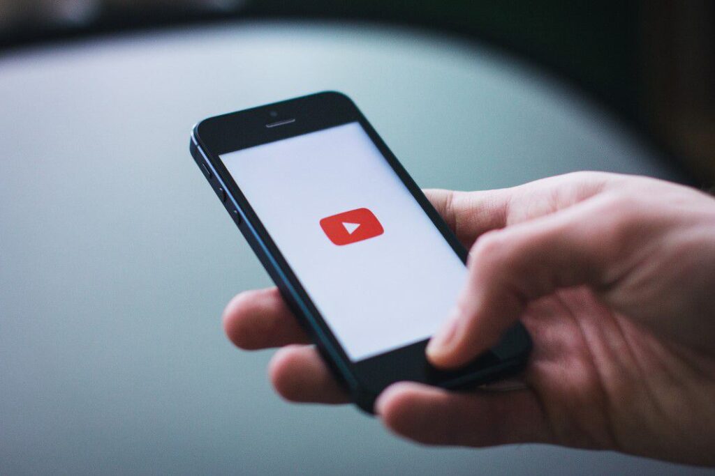 Une personne ouvre l'application youtube sur son smartphone