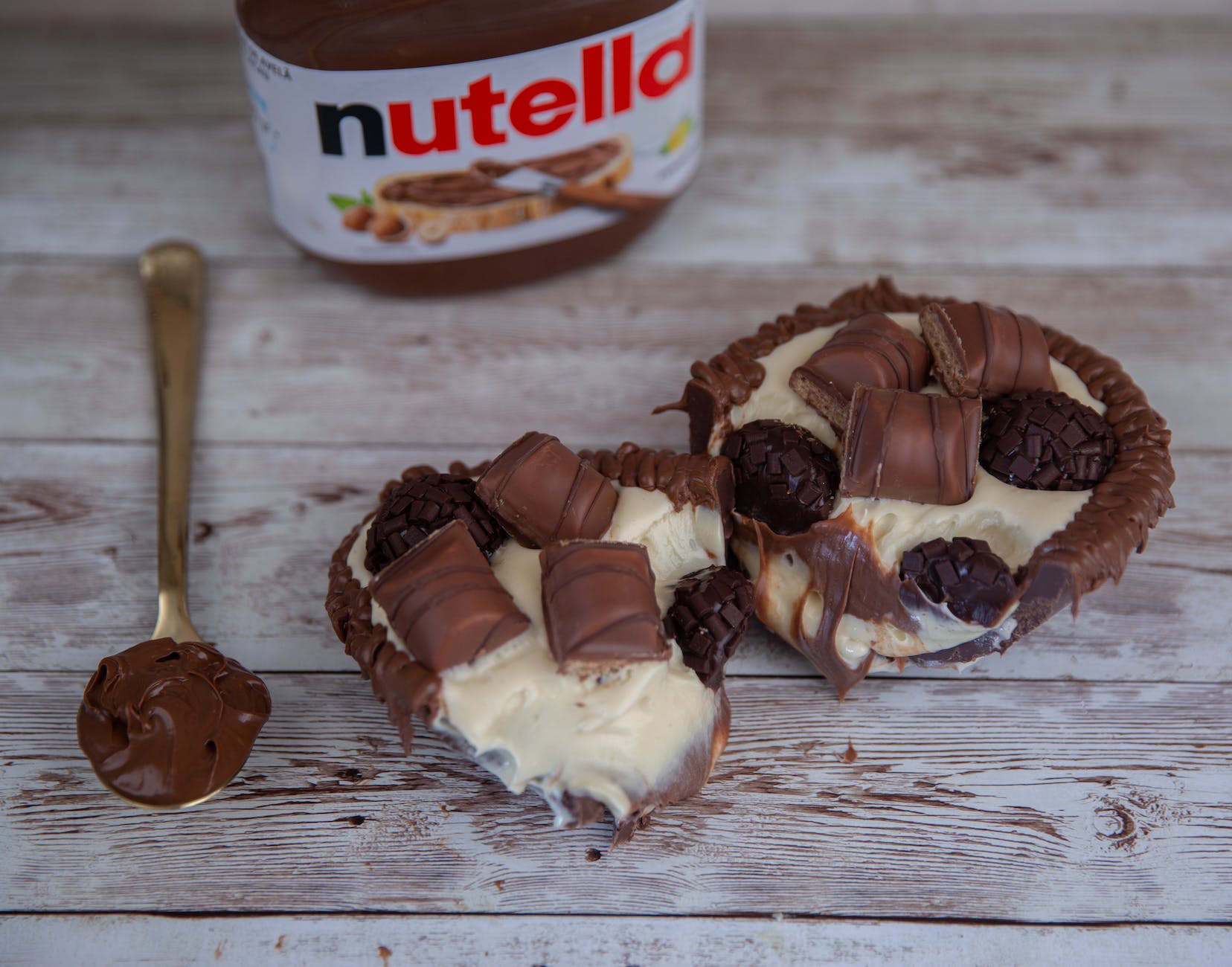 biscuits au chocolat avec de la crème et du nutella