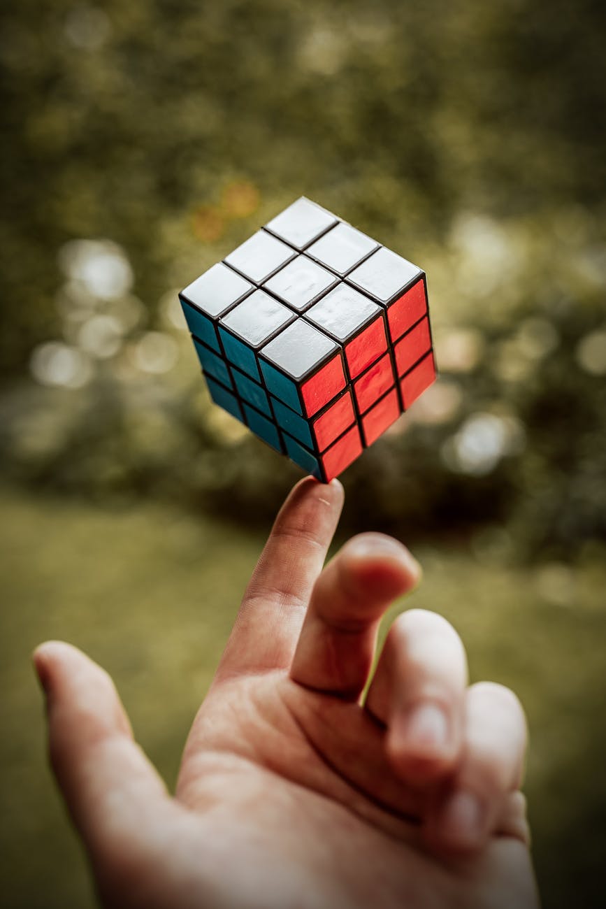 personne équilibrant un rubik s cube