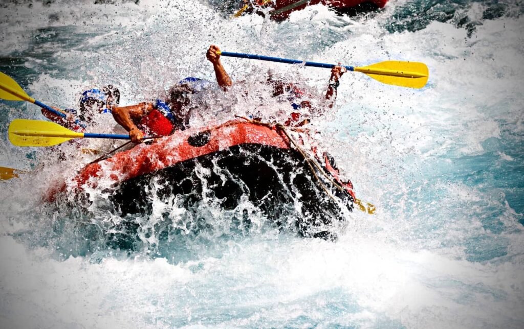 Plusieurs personnes dans un raft sur une rivi&egrave;re