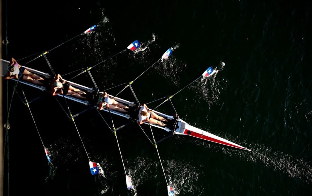 4 personnes font de l'aviron